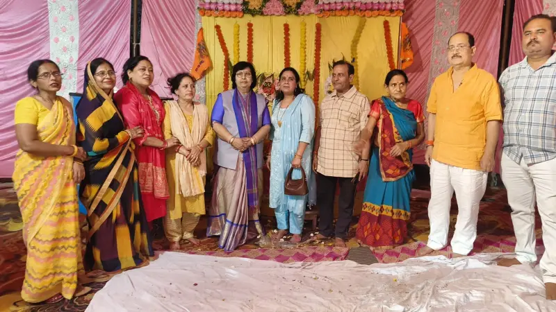 कार्यक्रम में पारिवारिक सदस्य कैबिनेट मंत्री Pratibha Shukla की गरिमामयी उपस्थिति भी रही